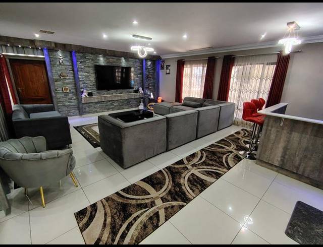 5 BEDROOM HOUSE FOR SALE IN LA LUCIA